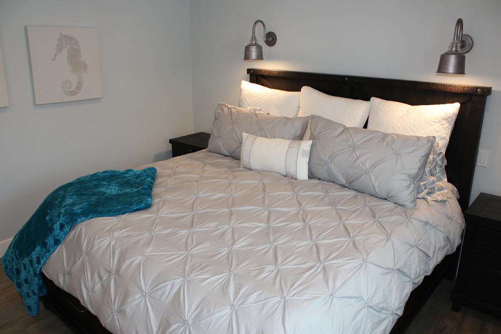 Пример оригинального дизайна: хозяйская спальня среднего размера в морском стиле с серыми стенами и полом из винила