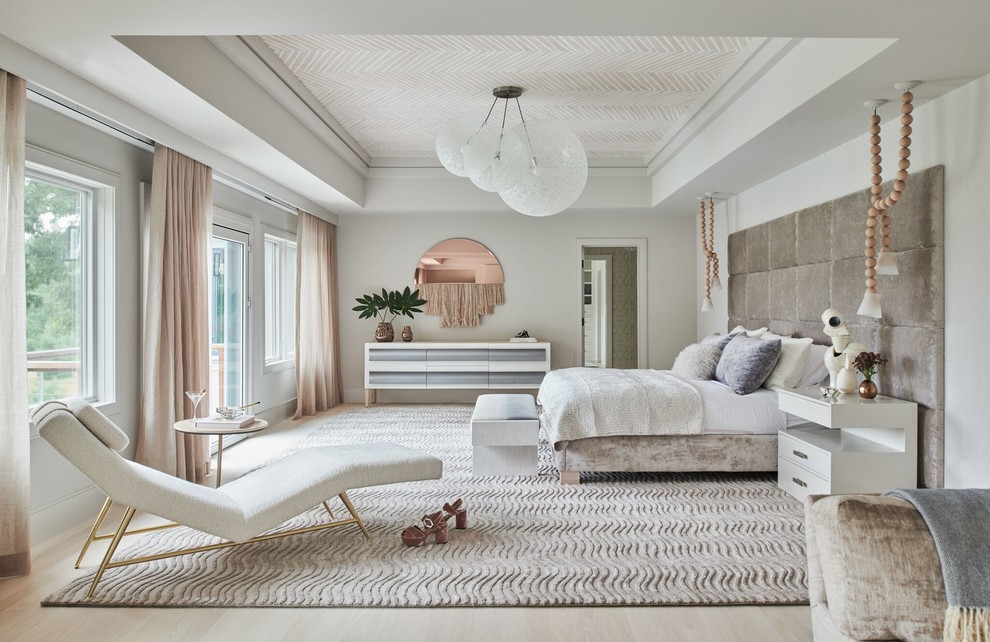 Inspiration pour une grande chambre parentale design avec un mur gris et parquet clair.