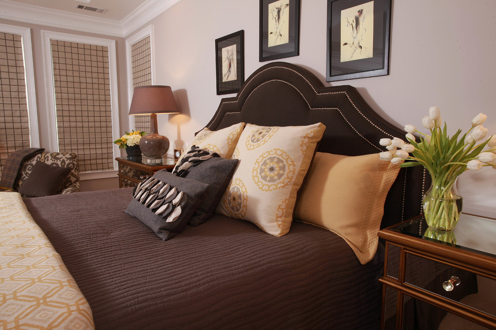 Imagen de dormitorio principal actual de tamaño medio sin chimenea con paredes beige y suelo de madera en tonos medios