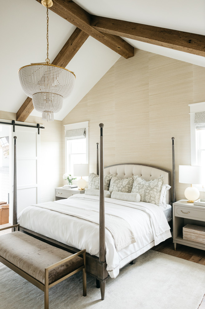 Imagen de dormitorio principal campestre grande sin chimenea con paredes beige, suelo de madera en tonos medios y suelo marrón