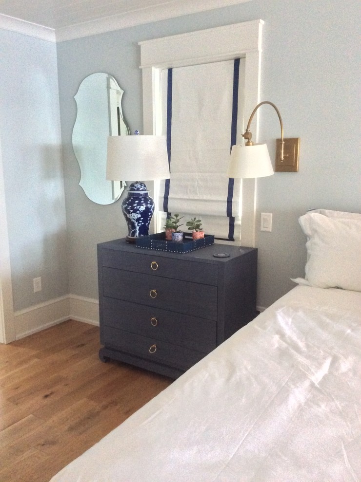 Стильный дизайн: гостевая спальня среднего размера, (комната для гостей) в стиле фьюжн с синими стенами и паркетным полом среднего тона - последний тренд