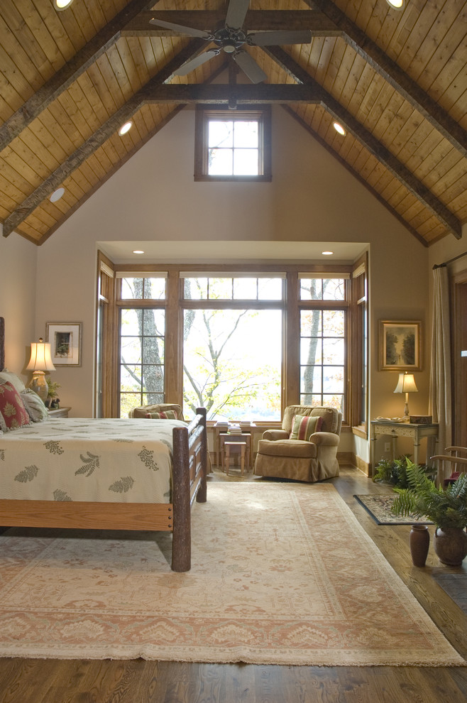 Inspiration pour une grande chambre parentale traditionnelle avec un mur blanc et un sol en bois brun.