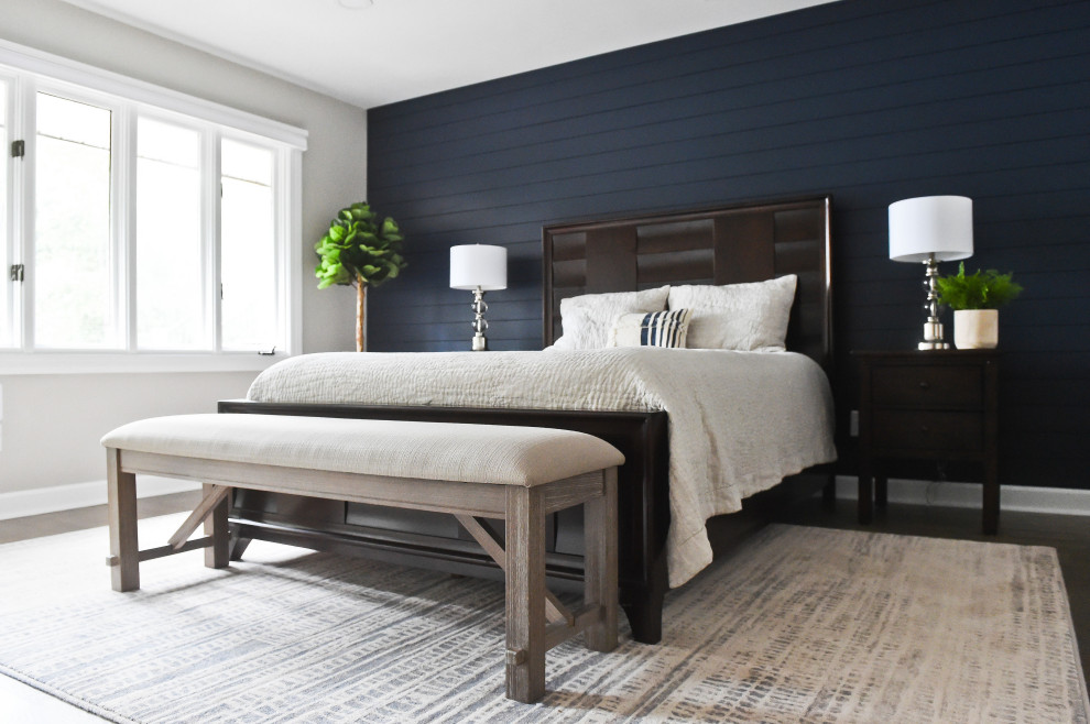 Пример оригинального дизайна: хозяйская спальня в стиле неоклассика (современная классика) с синими стенами и стенами из вагонки