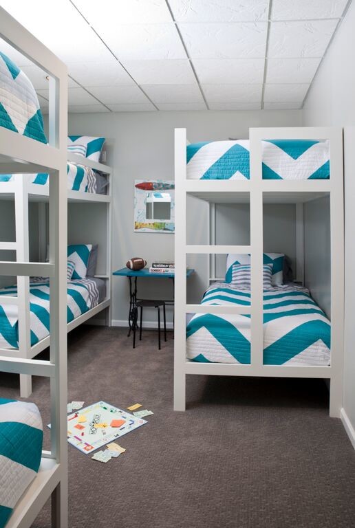 Источник вдохновения для домашнего уюта: гостевая спальня (комната для гостей) в стиле кантри с серыми стенами и ковровым покрытием