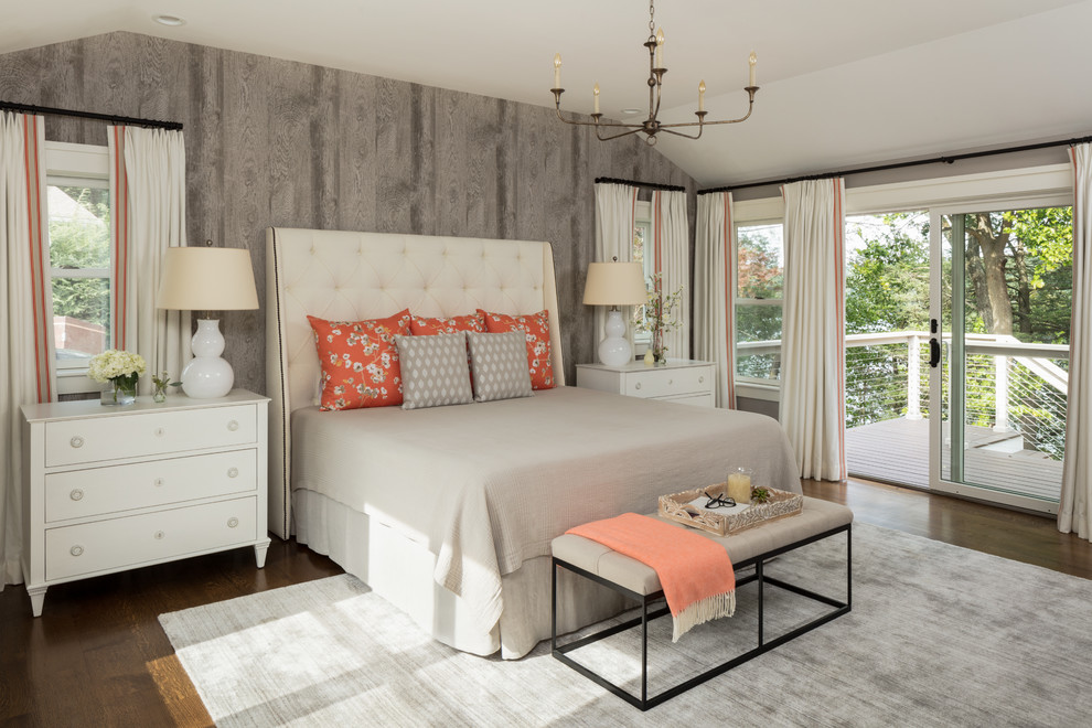 Mittelgroßes Landhaus Hauptschlafzimmer ohne Kamin mit grauer Wandfarbe, dunklem Holzboden und braunem Boden in Boston