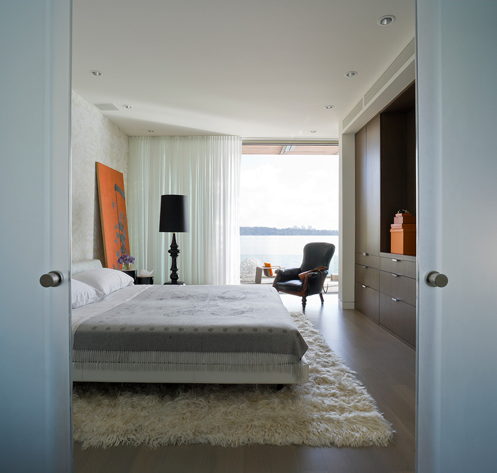 На фото: спальня в современном стиле с бежевыми стенами