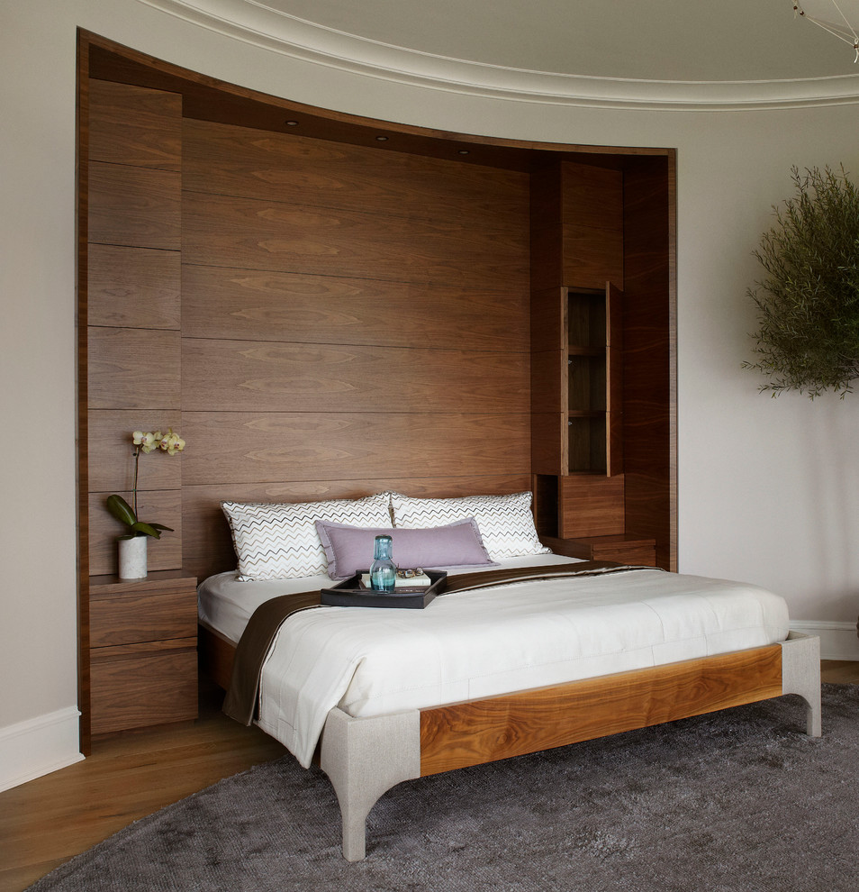 Diseño de dormitorio contemporáneo con paredes grises y suelo de madera en tonos medios