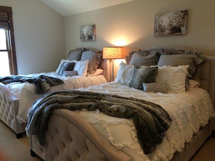 Mittelgroßes Shabby-Style Gästezimmer ohne Kamin mit beiger Wandfarbe und Teppichboden in Austin