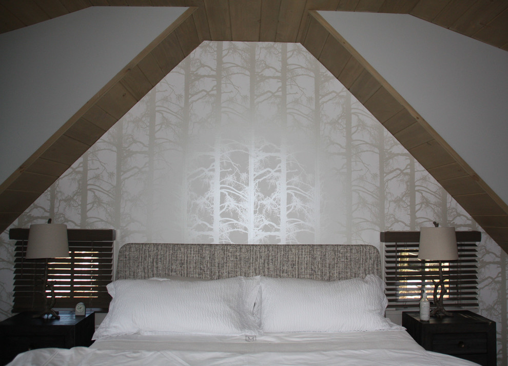 Стильный дизайн: большая хозяйская спальня в стиле рустика с белыми стенами, темным паркетным полом и коричневым полом - последний тренд