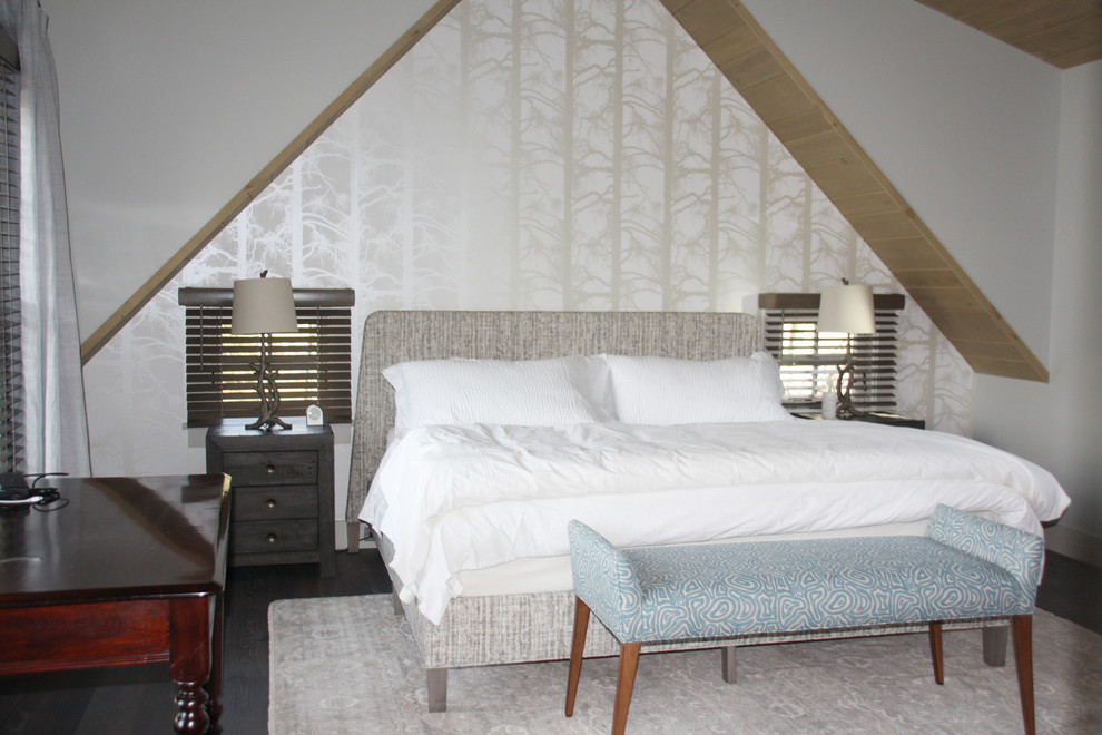 На фото: большая хозяйская спальня в стиле рустика с белыми стенами, темным паркетным полом и коричневым полом
