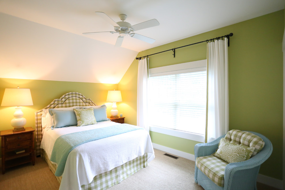 Свежая идея для дизайна: хозяйская спальня среднего размера в морском стиле с зелеными стенами, ковровым покрытием и бежевым полом без камина - отличное фото интерьера