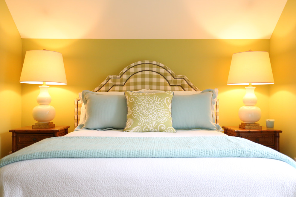 Идея дизайна: хозяйская спальня среднего размера в морском стиле с зелеными стенами, ковровым покрытием и бежевым полом без камина