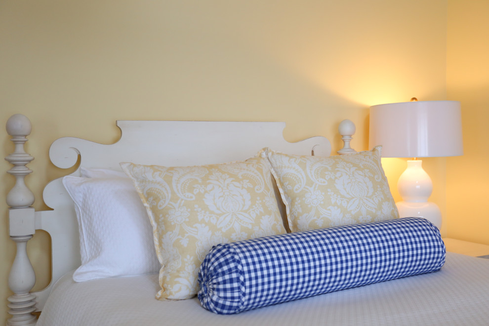Идея дизайна: гостевая спальня среднего размера, (комната для гостей) в морском стиле с желтыми стенами
