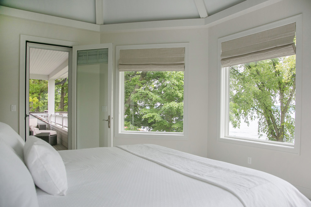 Свежая идея для дизайна: большая хозяйская спальня в стиле неоклассика (современная классика) с серыми стенами, деревянным полом и белым полом без камина - отличное фото интерьера