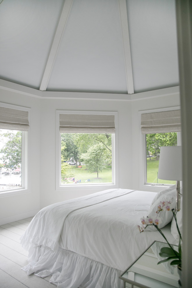Идея дизайна: большая хозяйская спальня в стиле неоклассика (современная классика) с серыми стенами, деревянным полом и белым полом без камина