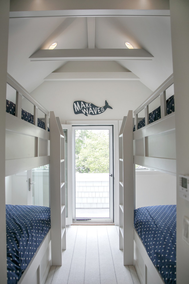 Modelo de dormitorio principal clásico renovado grande sin chimenea con paredes grises, suelo de madera pintada y suelo blanco