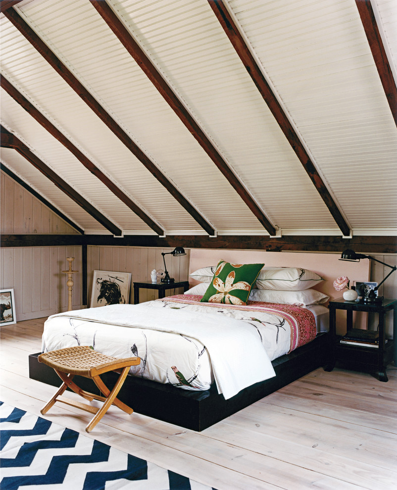 ニューヨークにあるラスティックスタイルのおしゃれな寝室 (淡色無垢フローリング、勾配天井)