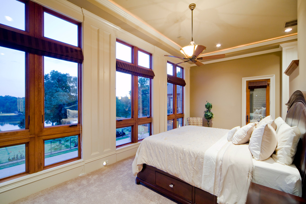 Idee per una camera matrimoniale american style di medie dimensioni con moquette, pavimento marrone e pareti beige