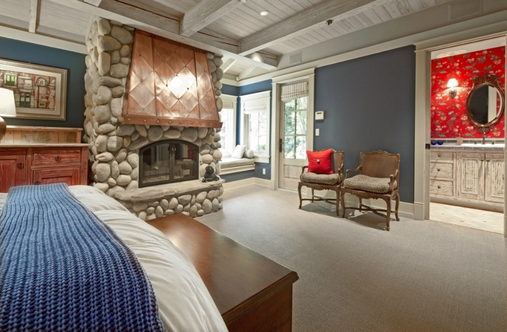 Mittelgroßes Maritimes Gästezimmer mit blauer Wandfarbe, Teppichboden, Kamin und Kaminumrandung aus Stein in Seattle
