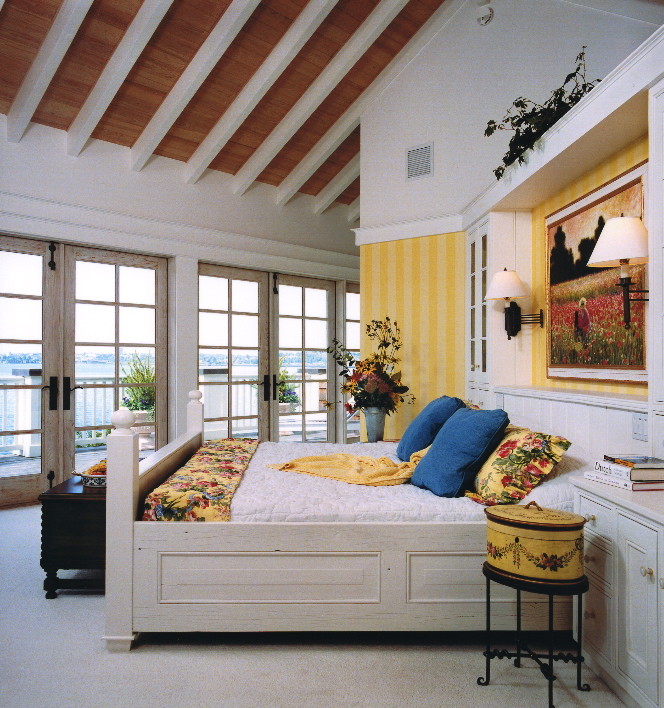 Imagen de habitación de invitados marinera de tamaño medio con paredes azules, moqueta, todas las chimeneas y marco de chimenea de piedra