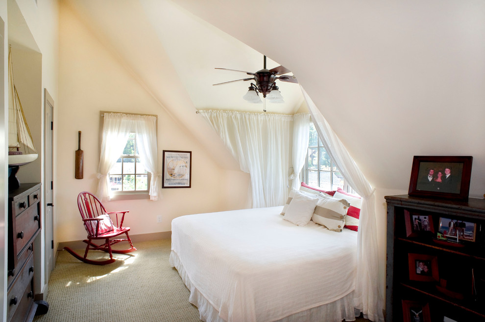 Imagen de dormitorio costero con paredes blancas