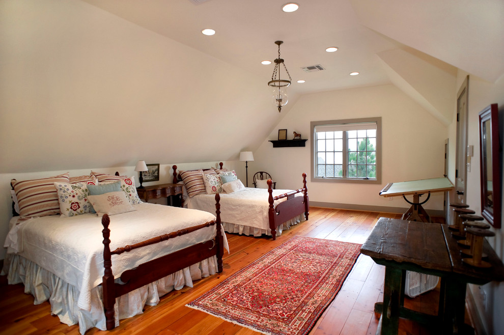 Klassisches Schlafzimmer mit beiger Wandfarbe und braunem Holzboden in Dallas