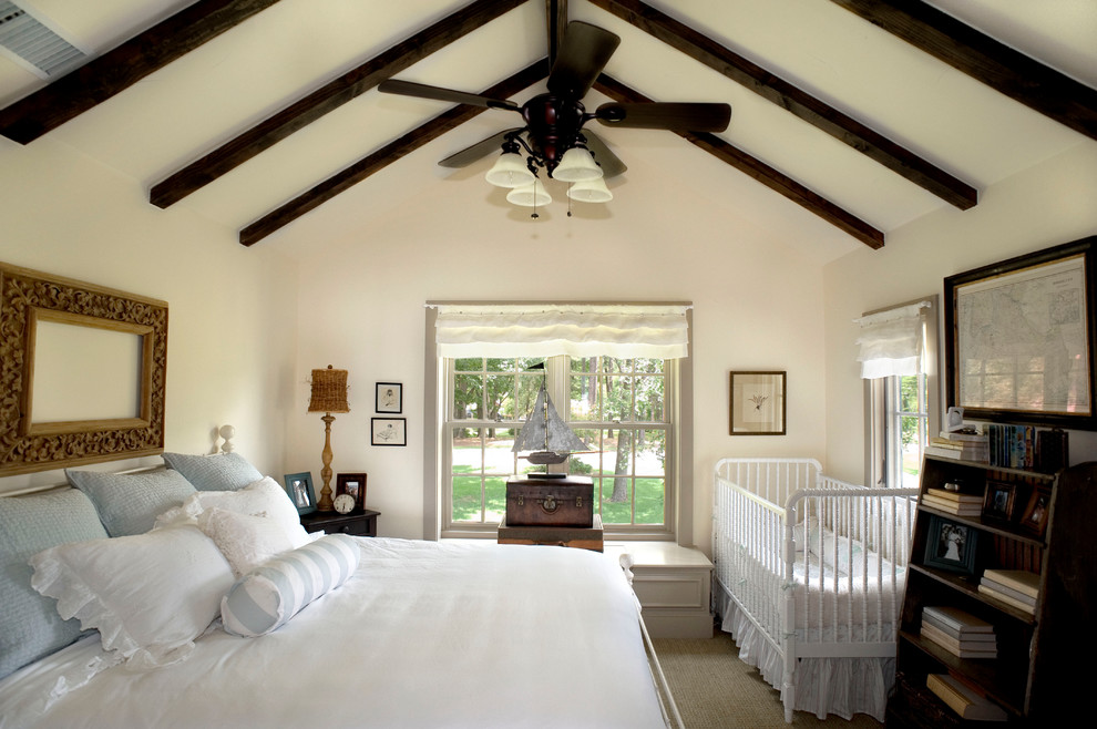 Diseño de dormitorio clásico con paredes beige y moqueta
