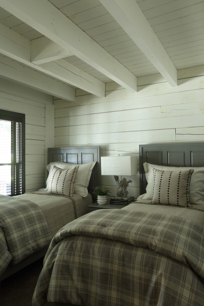 Immagine di una camera degli ospiti rustica con pareti bianche, travi a vista, soffitto in perlinato e pareti in perlinato