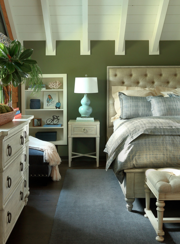 Rustikales Schlafzimmer mit grüner Wandfarbe, dunklem Holzboden, braunem Boden, freigelegten Dachbalken, Holzdielendecke und gewölbter Decke in Atlanta