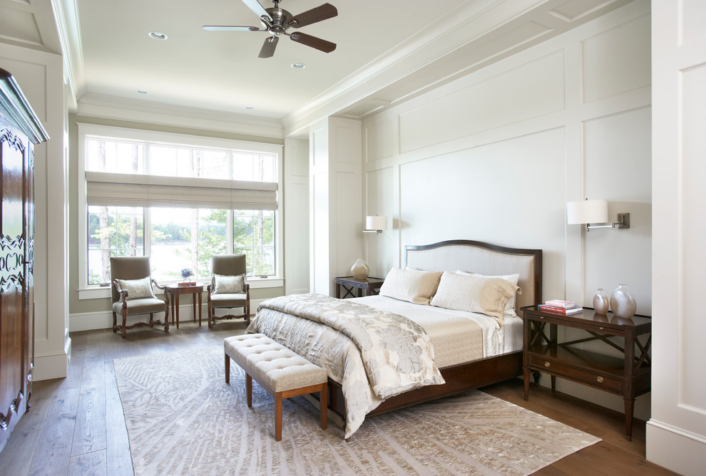 Maritimes Hauptschlafzimmer ohne Kamin mit weißer Wandfarbe und braunem Holzboden in Sonstige