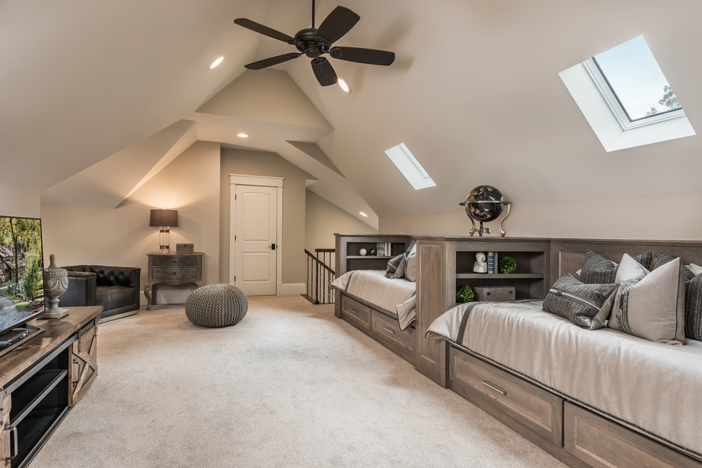 Uriges Schlafzimmer ohne Kamin mit beiger Wandfarbe, Teppichboden und beigem Boden in Sonstige