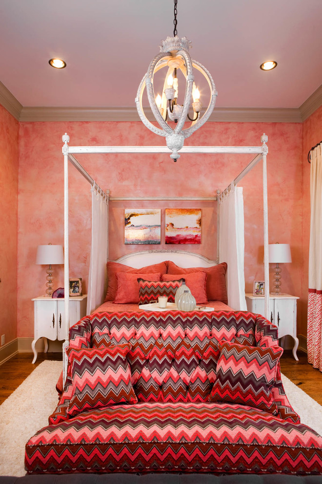 Diseño de habitación de invitados clásica grande con paredes rosas y suelo de madera clara