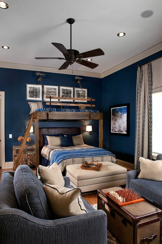 Immagine di una grande camera degli ospiti classica con pareti blu, parquet chiaro e nessun camino