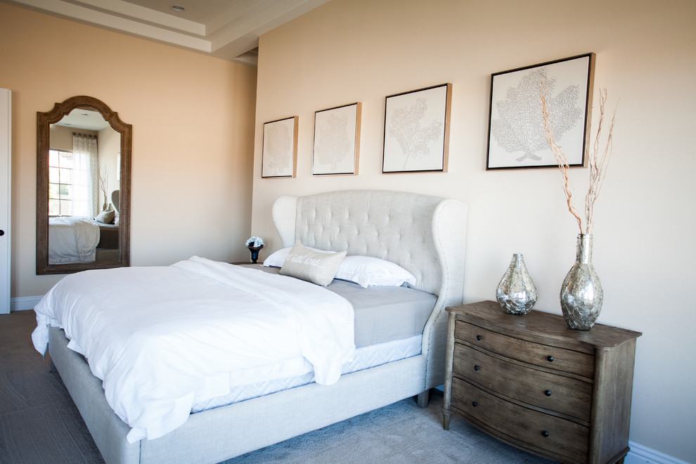 Ejemplo de dormitorio principal costero de tamaño medio sin chimenea con paredes beige, moqueta y suelo beige