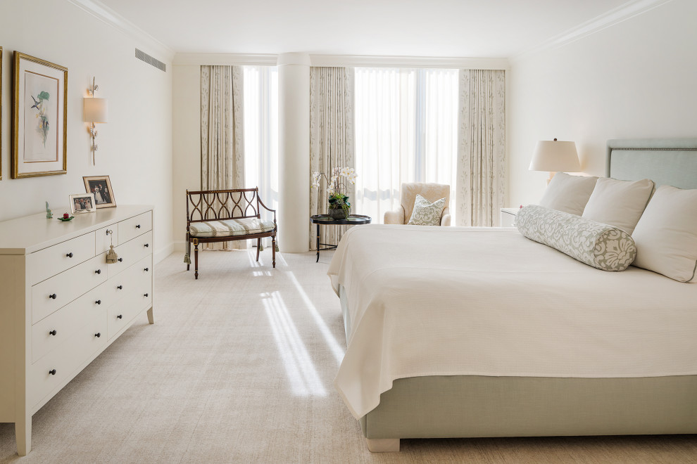 Стильный дизайн: хозяйская спальня среднего размера в стиле неоклассика (современная классика) с белыми стенами, ковровым покрытием и бежевым полом - последний тренд