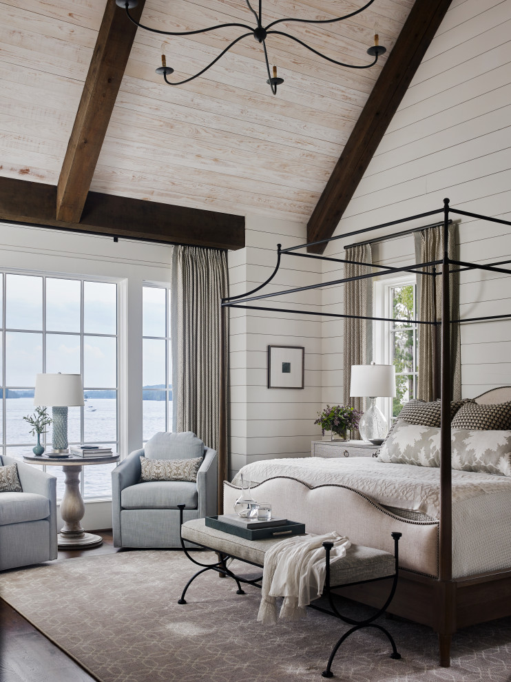 アトランタにあるトランジショナルスタイルのおしゃれな寝室 (白い壁、濃色無垢フローリング、茶色い床、表し梁、三角天井、板張り天井)