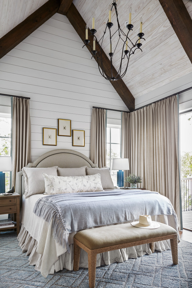 Идея дизайна: спальня в стиле неоклассика (современная классика) с белыми стенами, паркетным полом среднего тона, коричневым полом, балками на потолке и сводчатым потолком