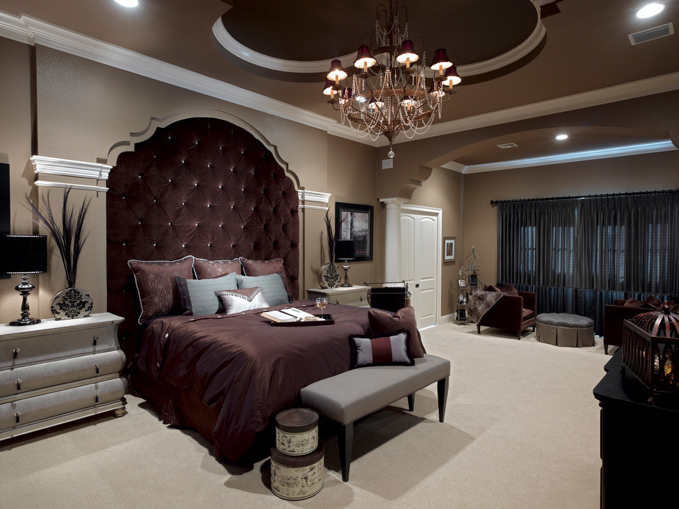 Пример оригинального дизайна: хозяйская спальня в классическом стиле с коричневыми стенами и ковровым покрытием