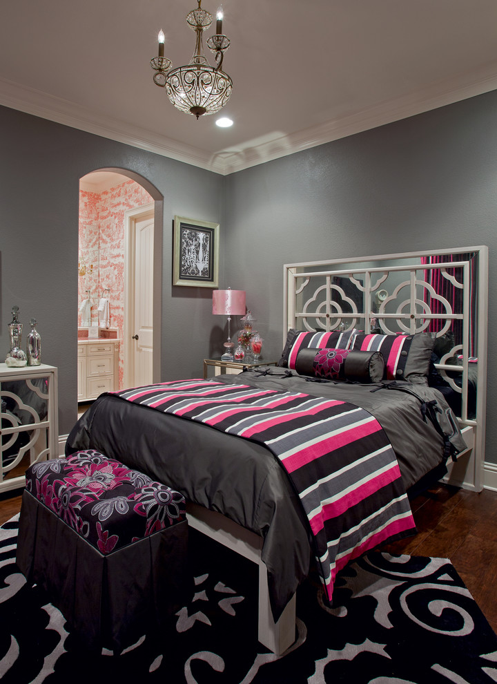 На фото: спальня среднего размера в классическом стиле с серыми стенами и темным паркетным полом