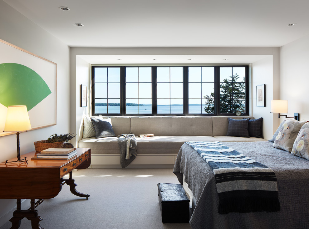 Modelo de dormitorio principal clásico renovado grande con moqueta, paredes blancas, suelo gris y con escritorio