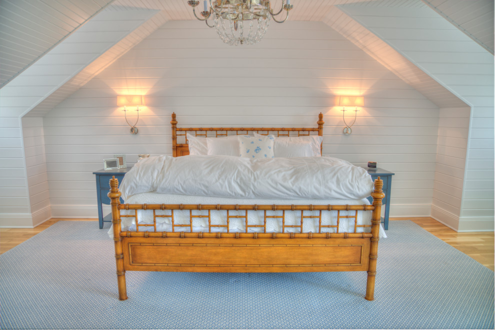 Ejemplo de dormitorio principal de estilo americano grande con paredes blancas, suelo de madera en tonos medios, suelo beige, machihembrado y machihembrado