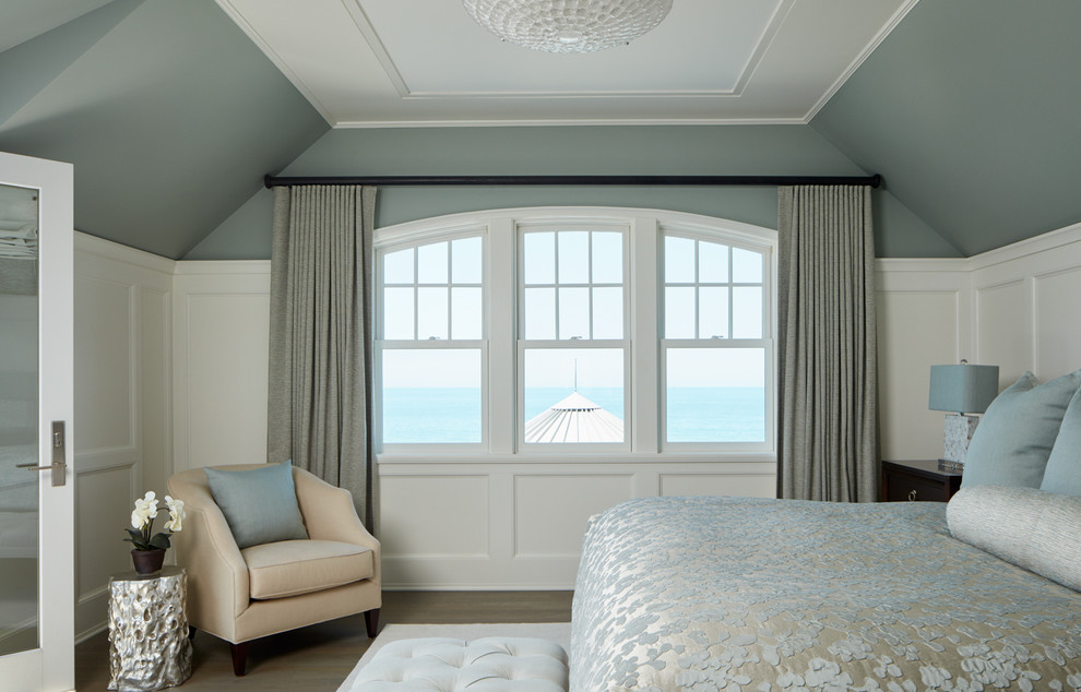 Идея дизайна: хозяйская спальня в морском стиле с синими стенами и паркетным полом среднего тона