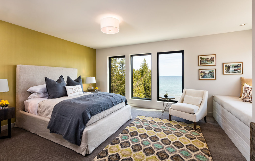 Идея дизайна: хозяйская спальня: освещение в современном стиле с ковровым покрытием и зелеными стенами