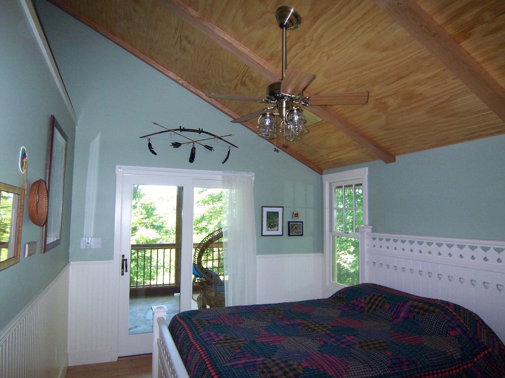 Foto di una piccola camera degli ospiti stile marinaro con pareti verdi e parquet chiaro
