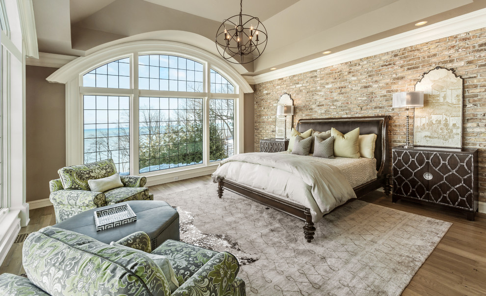 Стильный дизайн: большая хозяйская спальня: освещение в классическом стиле с коричневыми стенами и паркетным полом среднего тона без камина - последний тренд
