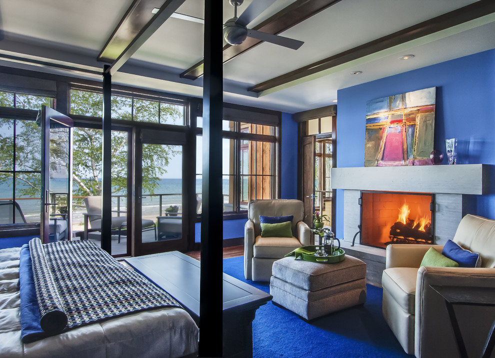 Идея дизайна: спальня в стиле рустика с синими стенами и стандартным камином