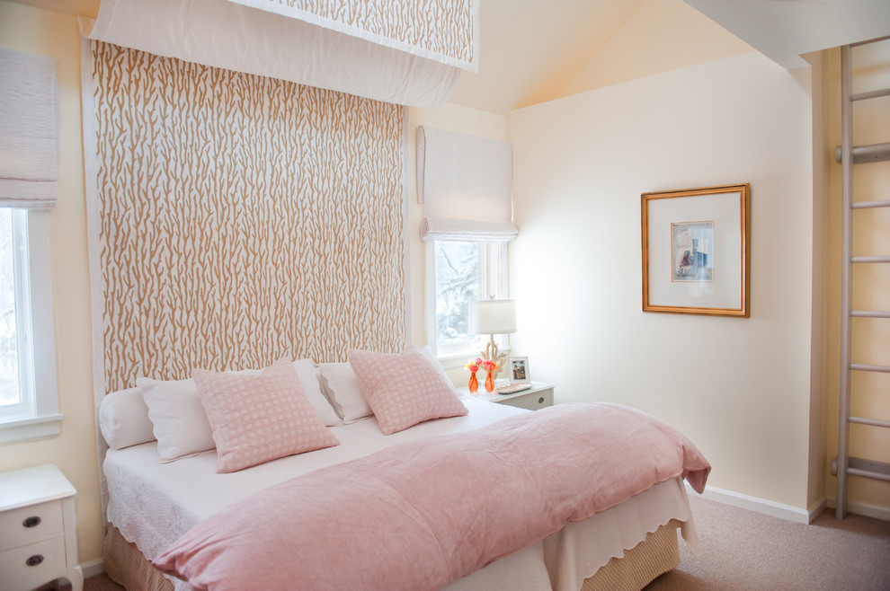 Свежая идея для дизайна: гостевая спальня (комната для гостей) на мансарде в современном стиле с бежевыми стенами, ковровым покрытием и бежевым полом - отличное фото интерьера