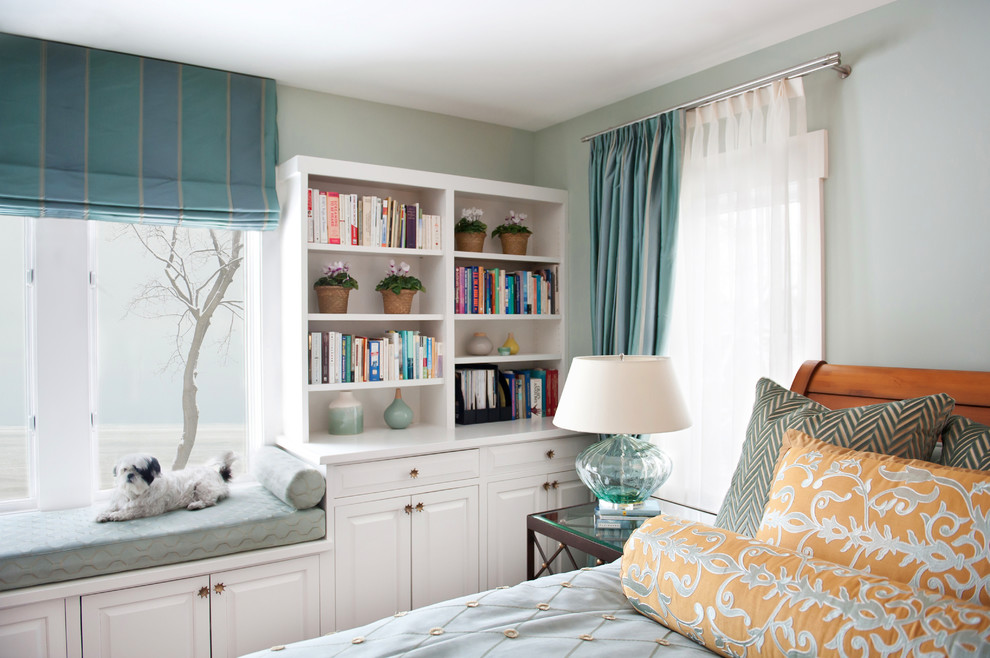 Ejemplo de habitación de invitados contemporánea con paredes verdes, moqueta y suelo beige