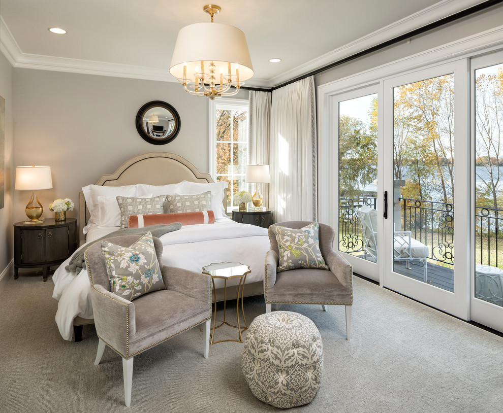 Ejemplo de habitación de invitados clásica de tamaño medio sin chimenea con paredes beige, moqueta y suelo beige