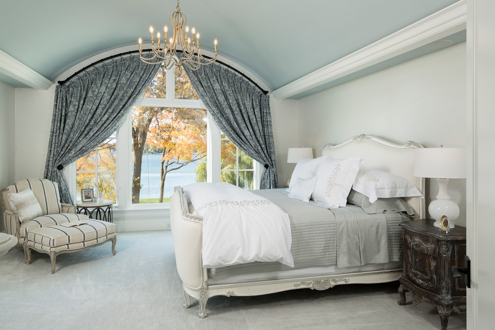 ミネアポリスにある中くらいなトラディショナルスタイルのおしゃれな主寝室 (白い壁、カーペット敷き、グレーの床、暖炉なし)